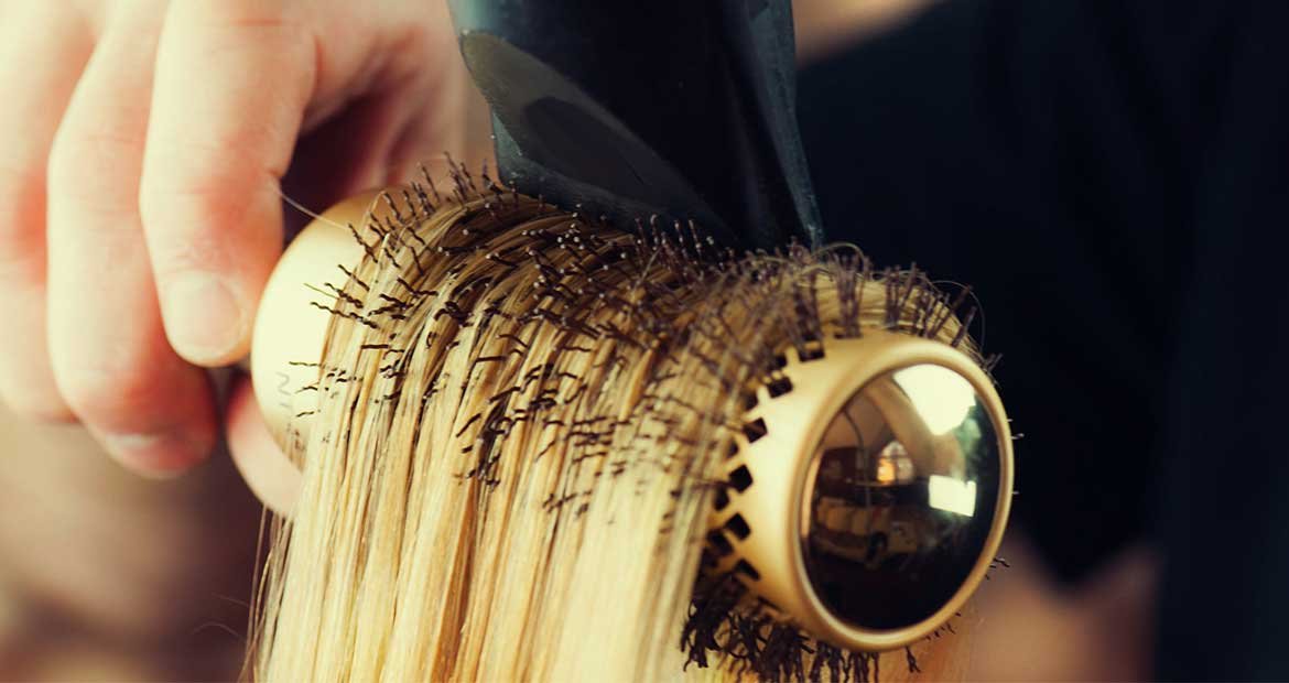 Profissional Passando Escova E Secador Em Cabelo Loiro